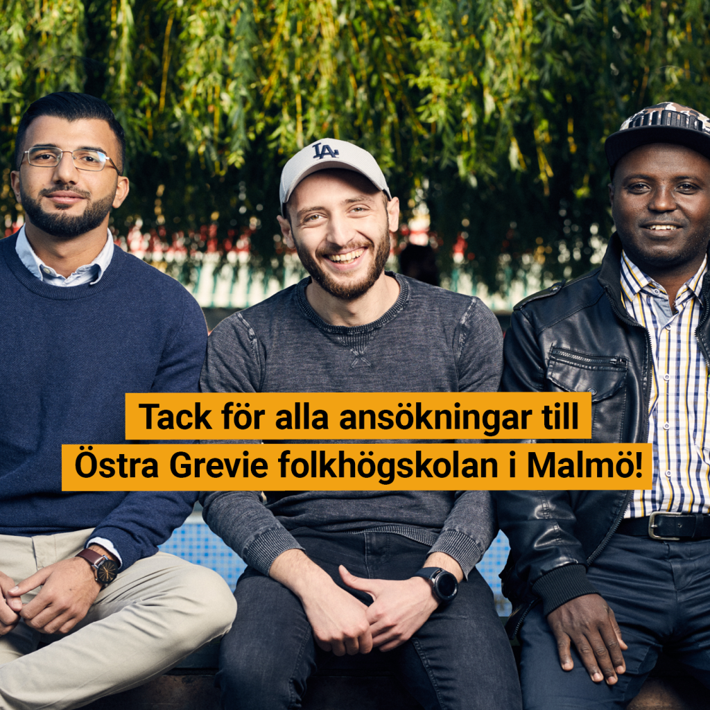 Tre personer sitter på en bänk framför ett träd på ett torg. Alla ler och tittar in i kameran. Över bilden står texten: Tack för alla ansökningar till Östra Grevie folkhögskolan i Malmö!