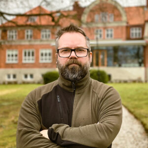 Johan Holmström framför skolan