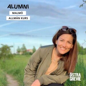 Kvinna på äng med texten Alumni