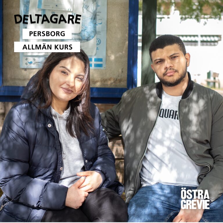 Två personer på ett torg