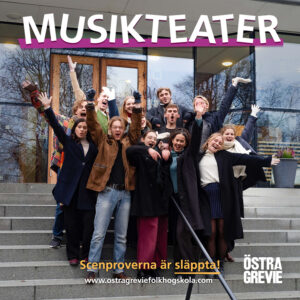Musikteaterklassen spexar på trappan