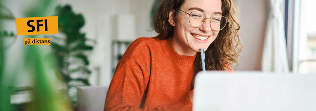 Glad kvinna vid datorn, Text: SFI på distans