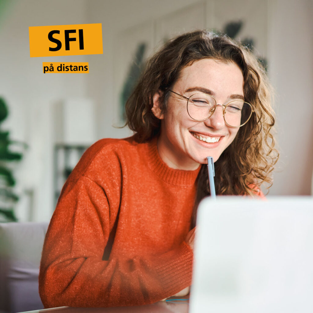 Glad kvinna vid datorn, Text: SFI på distans