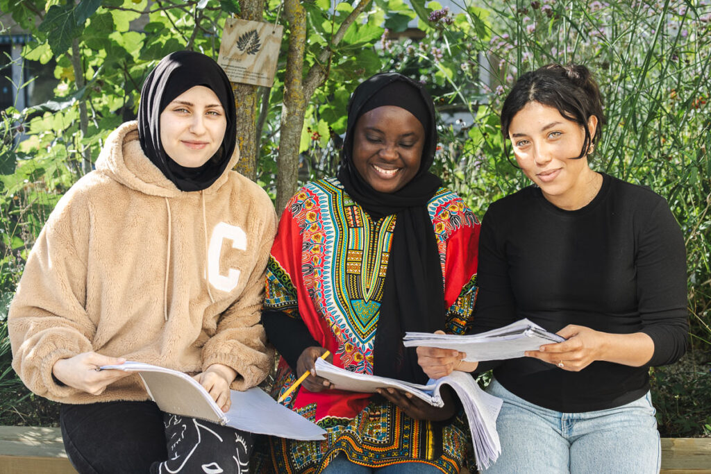 Deltagare på SFI i Malmö i utomhusmiljö