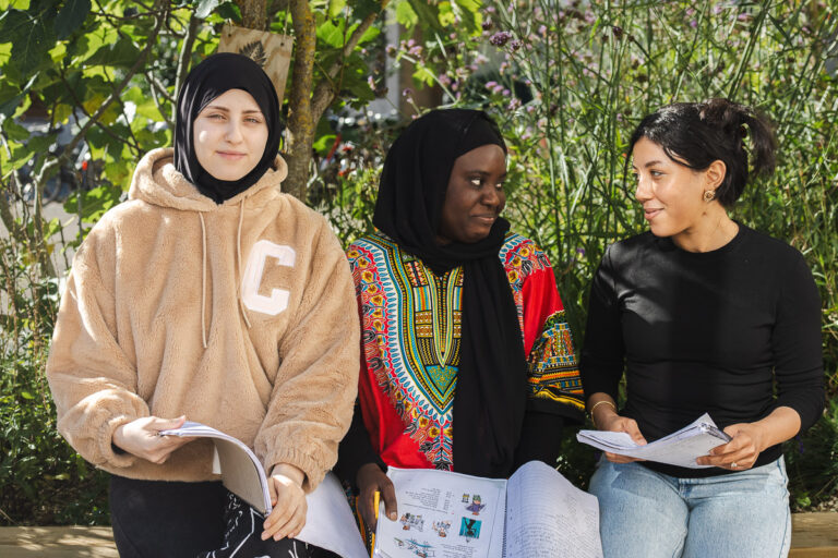 Deltagare på SFI i Malmö i utomhusmiljö