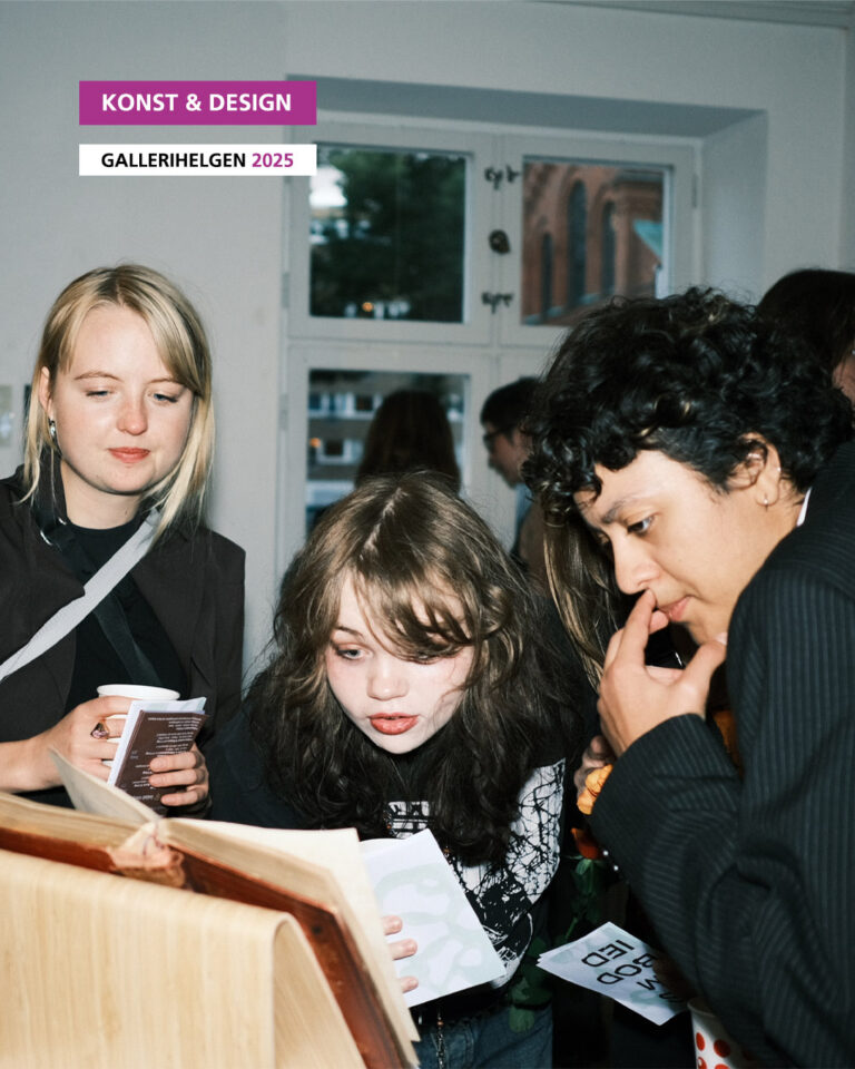 Tre unga kvinnor tittar p&aring; ett konstverk