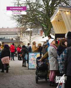 Folk som k&ouml;ar i Folkets Park f&ouml;r att komma in p&aring; en julmarknad