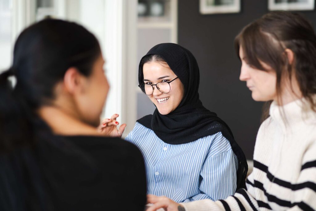 Leende kvinna med glas&ouml;gon i klassrum