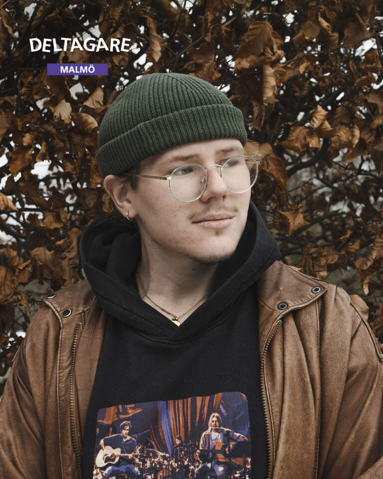 En ung man med m&ouml;ssa och glas&ouml;gon tittar &aring;t sidan