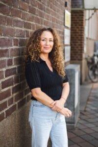Carla utanför ingången till SMF