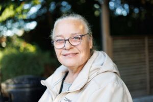 Kvinna som ler
